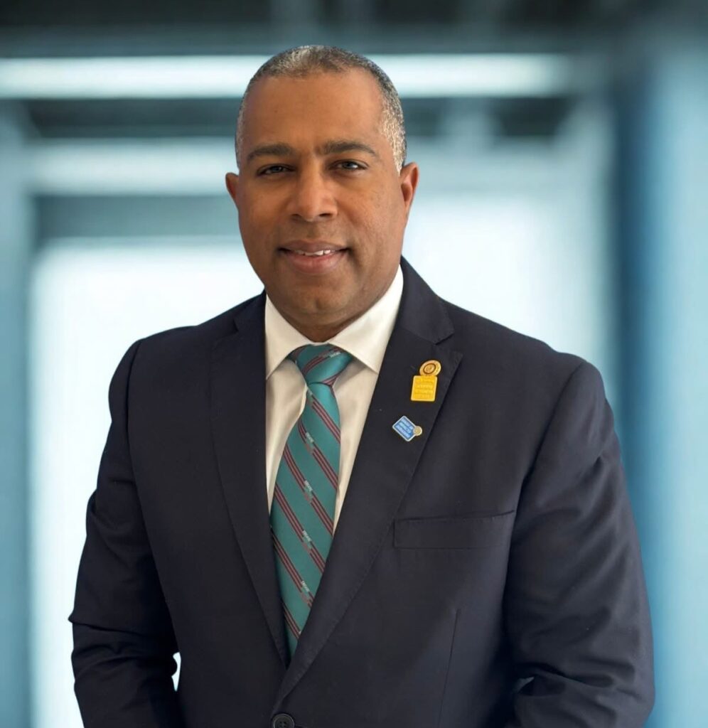 Victor Alexander Mercedes – Macero 

Oficial del Distrito y Presidente 2026-2027 de nuestro Club. Su capacidad de gestión y orden son garantía de que cada paso en este camino será firme.